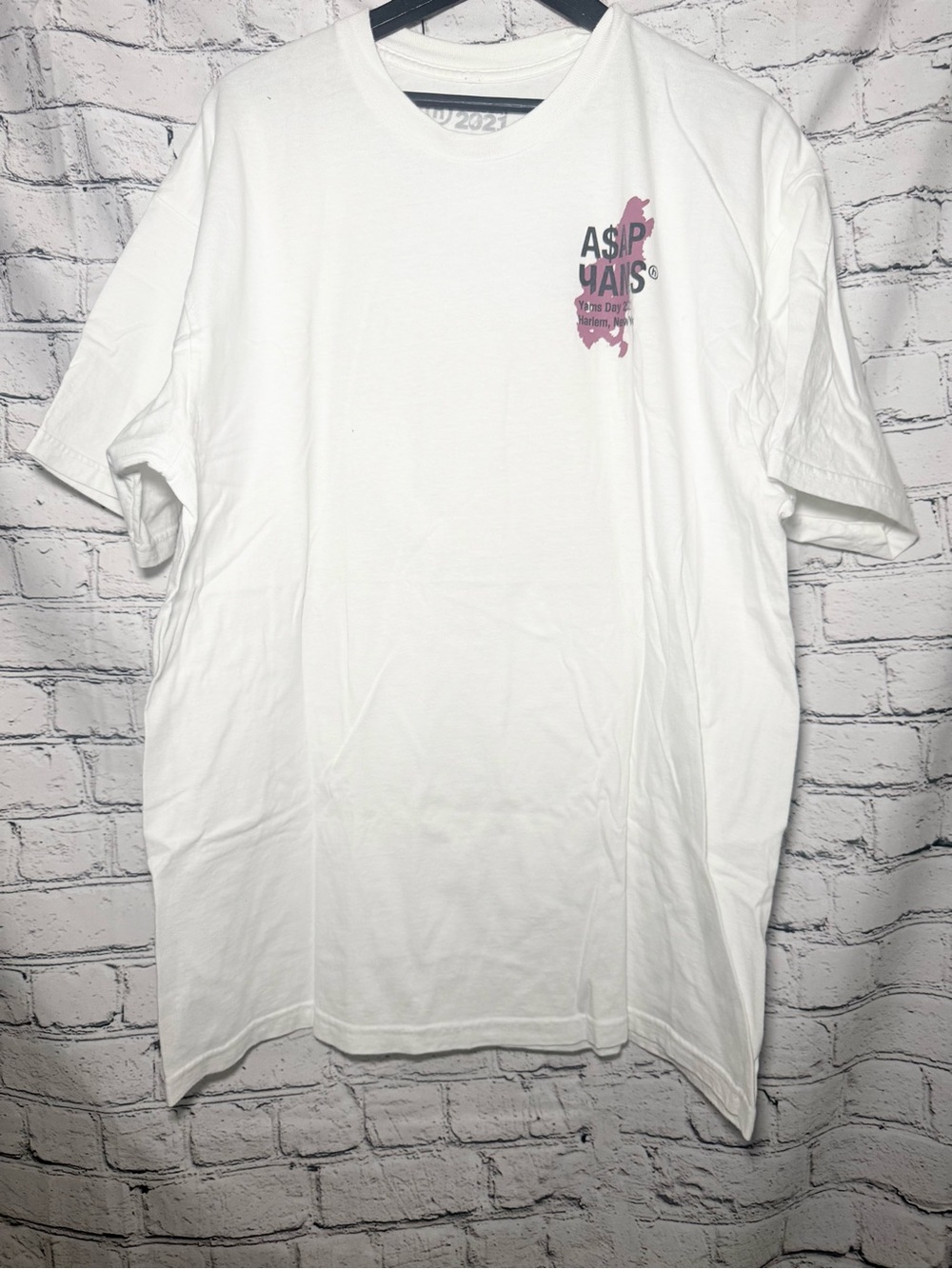 Hidden. White graphic tshirt. Size XL